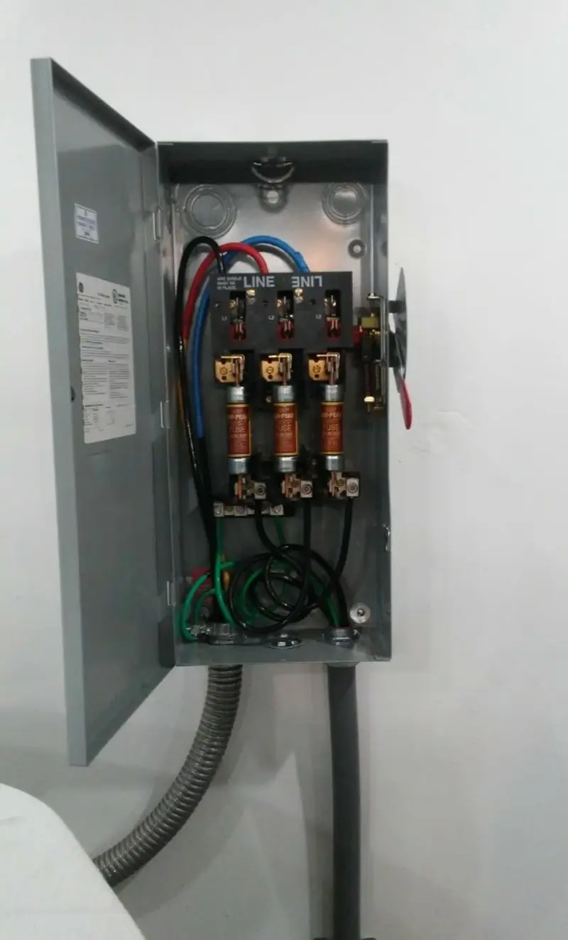 Three-phase disconnect switch installed for Smoke Detector Installation in Panthersville